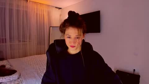 Mia online show from April 2026 07:19:01 PM