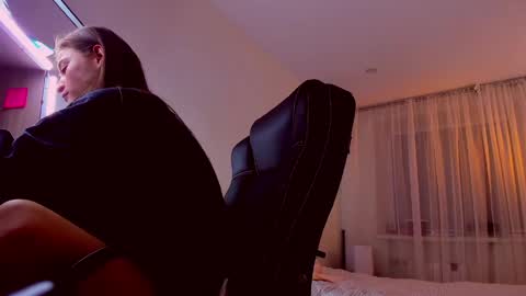 Mia online show from April 2026 09:39:33 PM