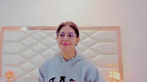 Snapshot of miaqueen021 chatting on January 2025 12:18:01 PM Sweetie Mia online show from January 2025 12:18:01 PM