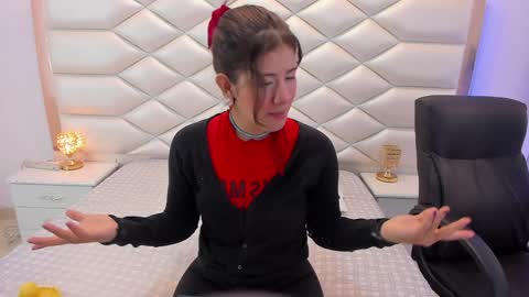 Snapshot of miaqueen021 chatting on February 2025 12:25:02 PM Sweetie Mia online show from February 2025 12:25:02 PM