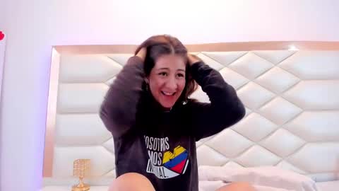 Snapshot of miaqueen021 chatting on February 2025 06:54:02 PM Sweetie Mia online show from February 2025 06:54:02 PM