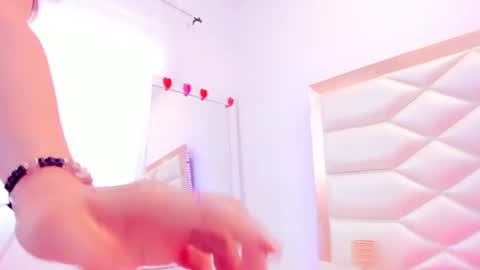 Snapshot of miaqueen021 chatting on February 2025 03:27:01 PM Sweetie Mia online show from February 2025 03:27:01 PM