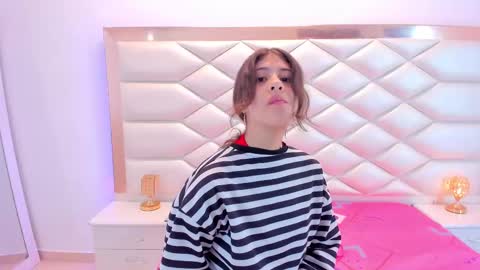 Snapshot of miaqueen021 chatting on February 2025 12:20:01 PM Sweetie Mia online show from February 2025 12:20:01 PM