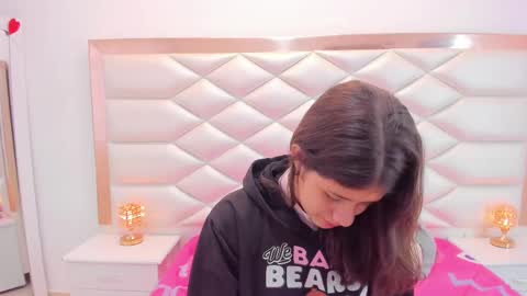 Snapshot of miaqueen021 chatting on March 2025 12:28:01 PM Sweetie Mia online show from March 2025 12:28:01 PM