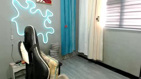 Mia online show from October 2025 08:09:01 AM