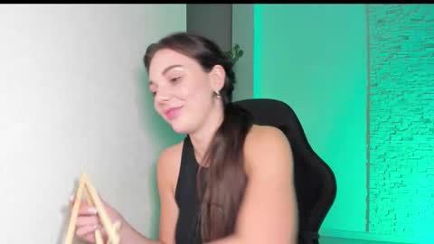 Michellee online show from November 2025 04:09:01 PM