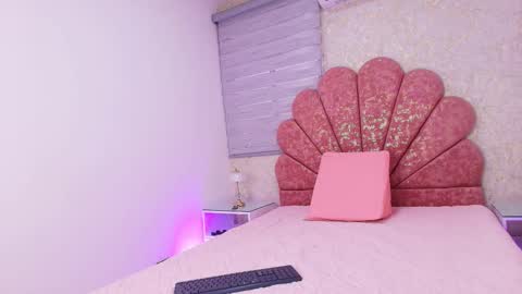 Mia  online show from November 2025 11:54:01 AM