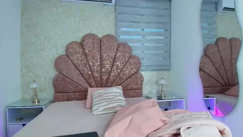 Mia  online show from December 2025 11:58:02 AM