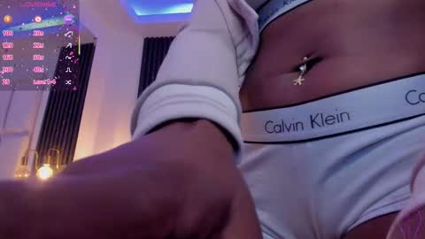 Miia Schwarz  online show from November 2025 11:21:02 AM