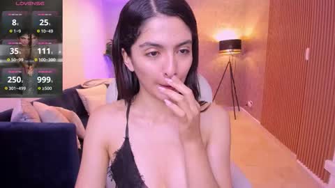 Mia online show from November 2025 11:09:02 AM