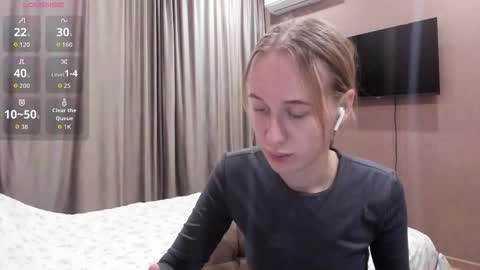 Snapshot of mika_ray chatting on November 2025 11:15:01 PM Mika online show from November 2025 11:15:01 PM