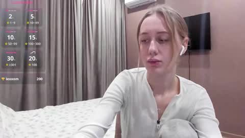 Snapshot of mika_ray chatting on November 2025 10:43:02 PM Mika online show from November 2025 10:43:02 PM