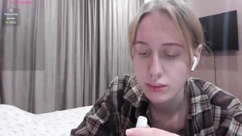 Snapshot of mika_ray chatting on December 2025 11:32:01 PM Mika online show from December 2025 11:32:01 PM