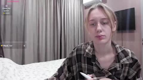 Snapshot of mika_ray chatting on December 2025 10:49:01 PM Mika online show from December 2025 10:49:01 PM