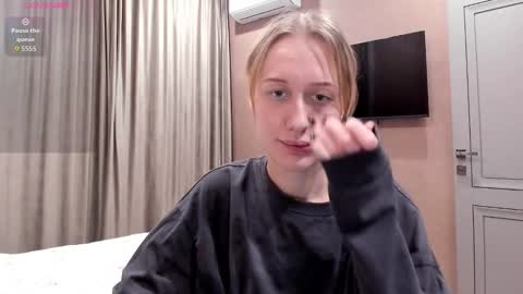 Snapshot of mika_ray chatting on December 2025 11:21:02 PM Mika online show from December 2025 11:21:02 PM