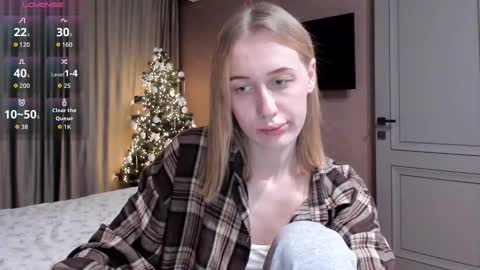 Snapshot of mika_ray chatting on December 2025 11:33:02 PM Mika online show from December 2025 11:33:02 PM