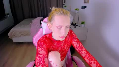 Snapshot of mikaella_nicole chatting on July 2026 05:37:02 PM mikaella_nicole online show from July 2026 05:37:02 PM