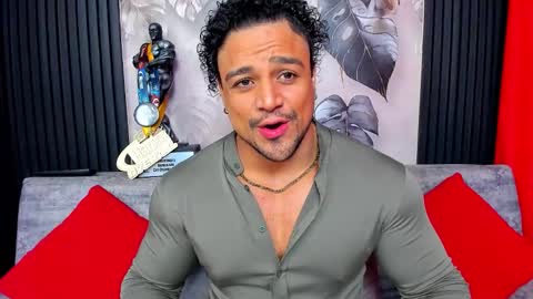 Snapshot of mike_estevess chatting on December 2025 03:44:02 AM online show from December 2025 03:44:02 AM