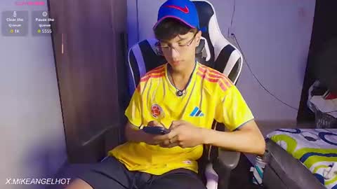 Snapshot of mike_pineapple chatting on June 2026 03:33:02 AM Mike Pineapple online show from June 2026 03:33:02 AM
