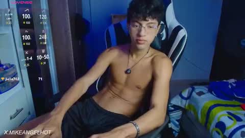 Snapshot of mike_pineapple chatting on June 2026 05:12:01 AM Mike Pineapple online show from June 2026 05:12:01 AM