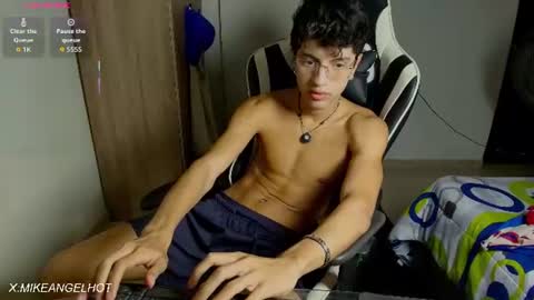 Snapshot of mike_pineapple chatting on July 2026 03:45:01 AM Mike Pineapple online show from July 2026 03:45:01 AM