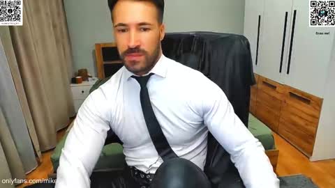 Snapshot of mikestrip chatting on December 2025 04:02:01 PM Mike online show from December 2025 04:02:01 PM