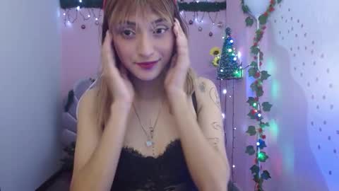 Snapshot of mikka_ela chatting on December 2025 02:11:01 PM Mikka 3 online show from December 2025 02:11:01 PM