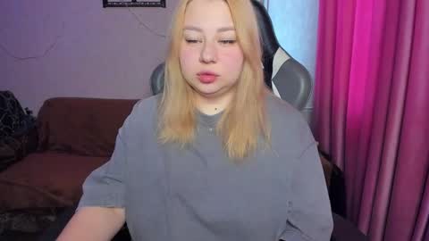 Snapshot of mila_foxxxy chatting on November 2025 08:59:02 AM Mila shy sensual person online show from November 2025 08:59:02 AM