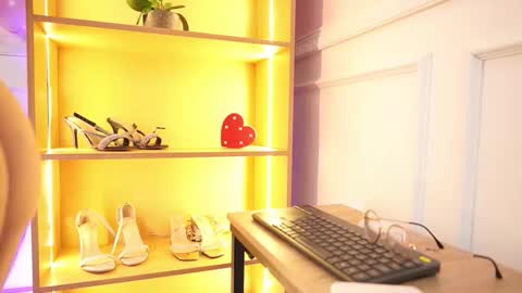 milacrave online show from February 2026 11:40:02 AM