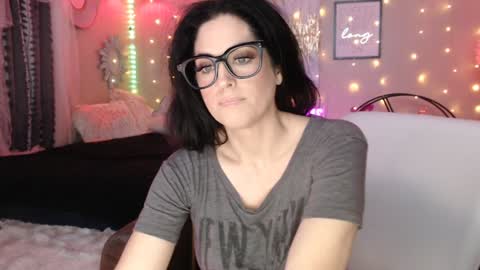 Snapshot of milf_lacey chatting on December 2024 09:37:01 PM Milf Lacey online show from December 2024 09:37:01 PM