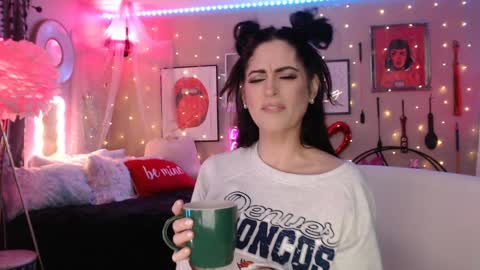 Snapshot of milf_lacey chatting on January 2025 04:08:01 PM Milf Lacey online show from January 2025 04:08:01 PM
