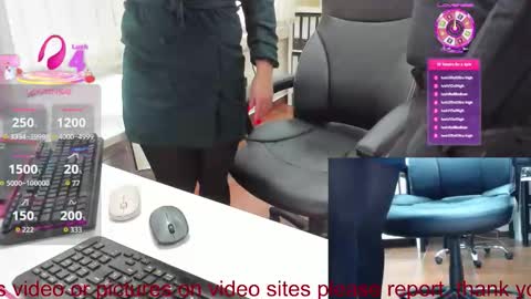 Snapshot of milf_viktoria chatting on November 2025 11:32:02 AM Viktoria online show from November 2025 11:32:02 AM