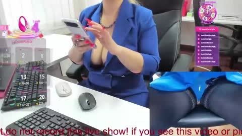 Snapshot of milf_viktoria chatting on November 2025 09:44:02 AM Viktoria online show from November 2025 09:44:02 AM