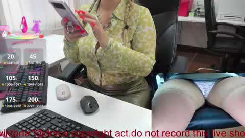 Snapshot of milf_viktoria chatting on November 2025 11:24:01 AM Viktoria online show from November 2025 11:24:01 AM