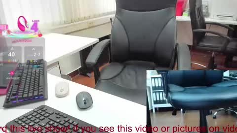 Snapshot of milf_viktoria chatting on December 2025 10:02:01 AM Viktoria online show from December 2025 10:02:01 AM