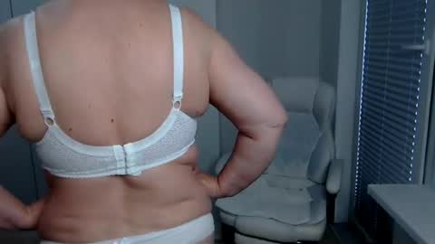 Snapshot of milfscarlette chatting on July 2026 06:20:02 AM MilfScarlette online show from July 2026 06:20:02 AM