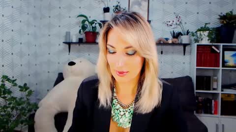 Snapshot of millaxqueen chatting on November 2025 02:43:02 PM MillaXQueen online show from November 2025 02:43:02 PM