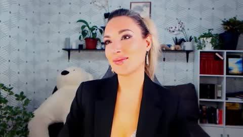 Snapshot of millaxqueen chatting on November 2025 02:05:01 PM MillaXQueen online show from November 2025 02:05:01 PM