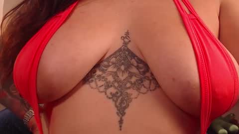 Milu Wallace  online show from November 2025 08:27:02 PM