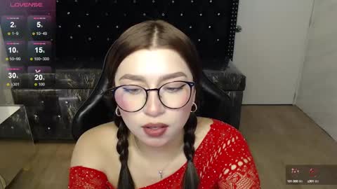 Snapshot of mily_thomson_b chatting on December 2024 01:05:02 PM Mily online show from December 2024 01:05:02 PM