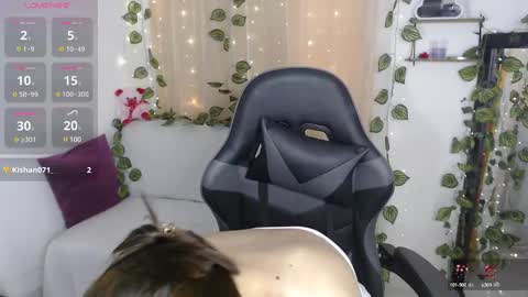 Snapshot of mily_thomson_b chatting on February 2025 08:31:01 PM Mily online show from February 2025 08:31:01 PM