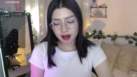 Snapshot of mily_thomson_b chatting on December 2025 06:27:02 PM Mily online show from December 2025 06:27:02 PM