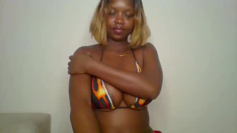 Snapshot of mini_barbie chatting on May 2026 11:21:02 PM STRAWBERRY online show from May 2026 11:21:02 PM