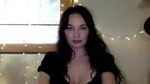 Mari online show from October 2025 09:59:01 PM