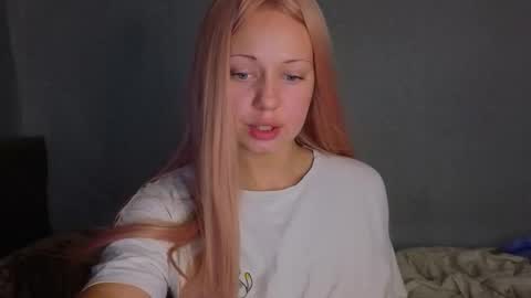 Snapshot of mirahardmanxx chatting on October 2025 01:37:02 AM Happy New Year online show from October 2025 01:37:02 AM