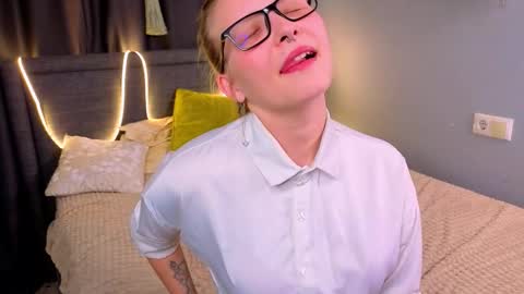 Lina online show from October 2025 09:26:02 PM