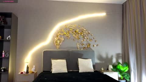 Annie  dont forget to thumbs up me  online show from December 2024 11:47:01 AM