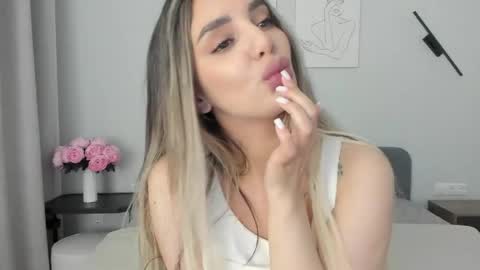 Snapshot of miss_emilyy chatting on April 2026 11:33:02 PM Emily online show from April 2026 11:33:02 PM