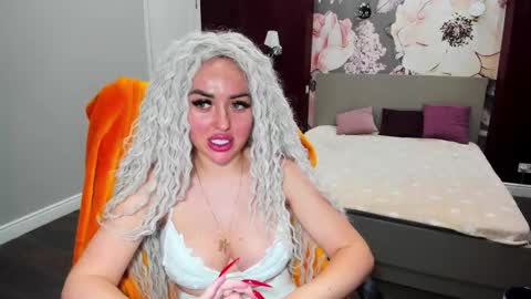 Snapshot of miss_kiten chatting on September 2025 10:33:01 PM miss_kiten online show from September 2025 10:33:01 PM