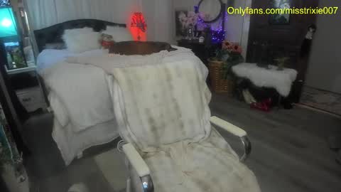 Snapshot of miss_trixie chatting on October 2025 08:43:01 PM Trixie007 online show from October 2025 08:43:01 PM